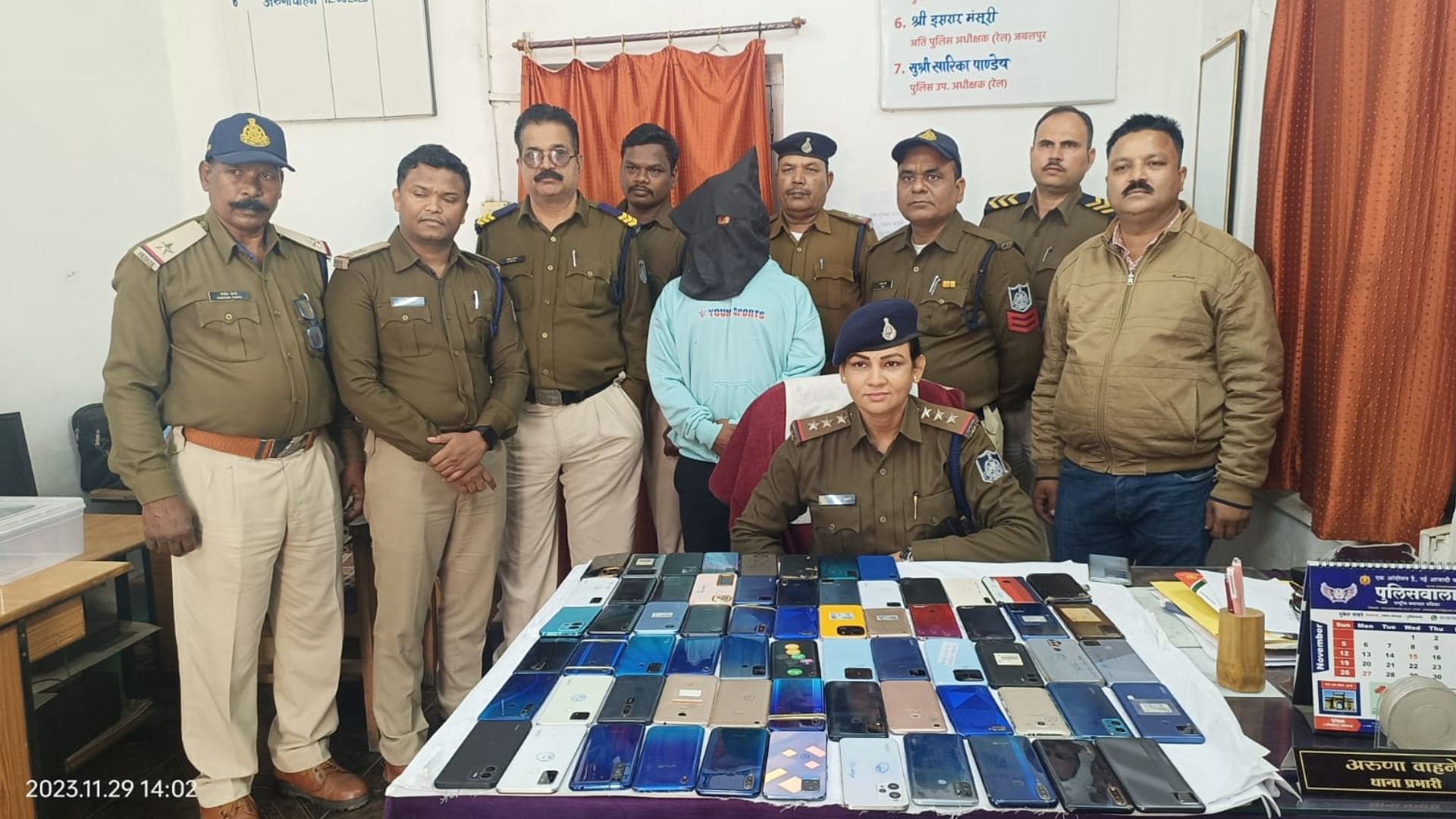 पुलिस गिरफ्त में आरोपी और उससे जब्त किए गए मोबाइल फोन