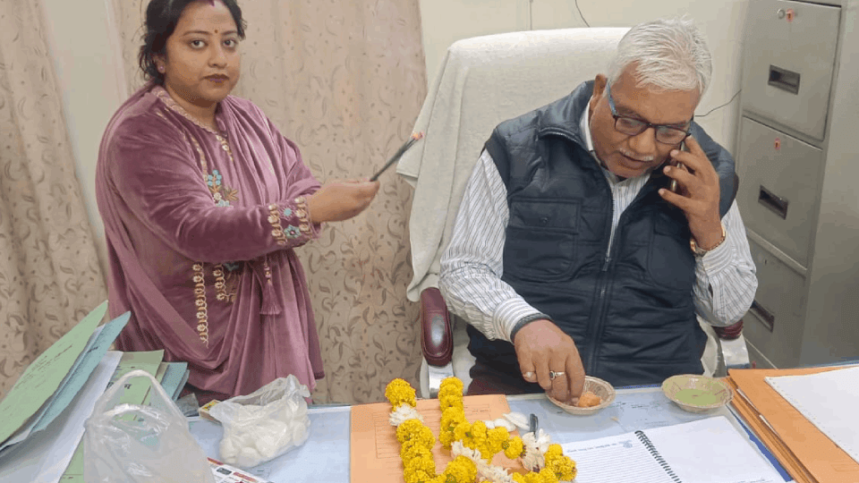 councilor performed arti of an engineer and asked for water In Kanpur