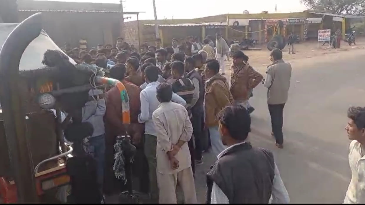 Angry shopkeepers demonstrated after pouring petrol in the shop and setting it on fire