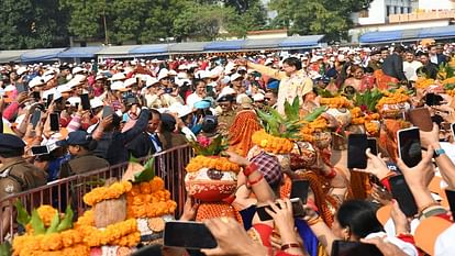 Ija-Baini Mahotsav: ईजा-बैंणी महोत्सव का हुआ आगाज, सीएम ने किया 713 करोड़ की योजनाओं का लोकार्पण और शिलान्यास CM reached the venue of Ija-Baini Mahotsav