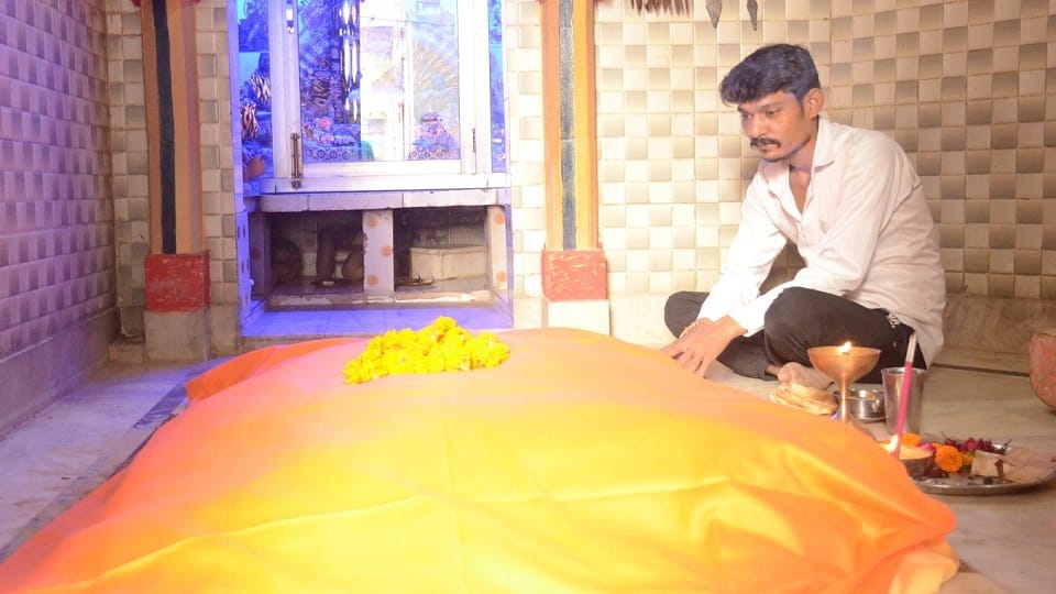 UP: Father last wish fulfilled..After death, son built Samadhi inside the house; ritual worship done saints