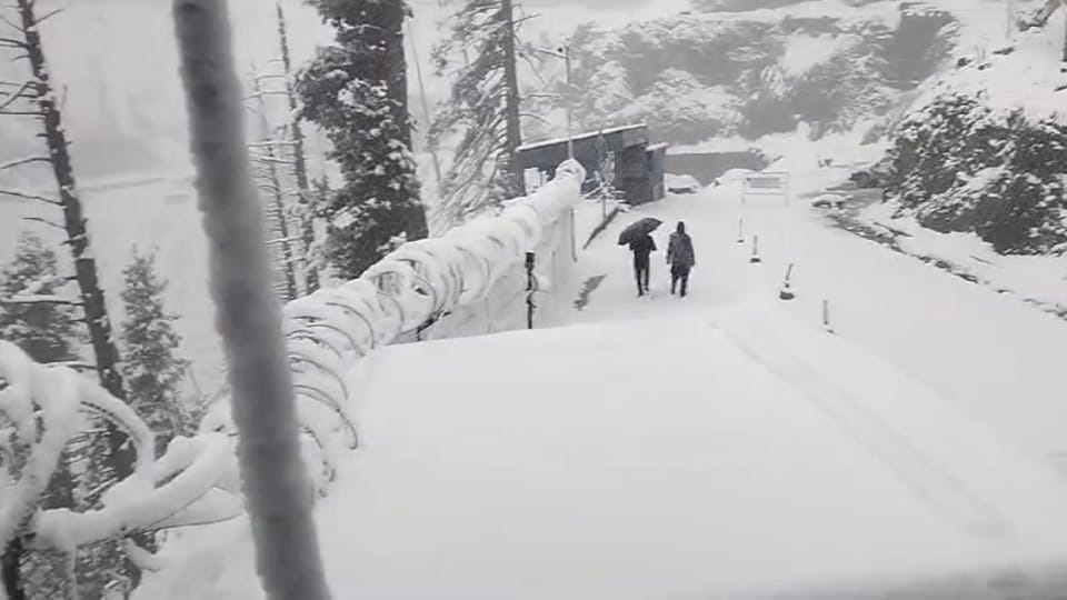 Mughal Road closed due to snowfall in Jammu and Kashmir
