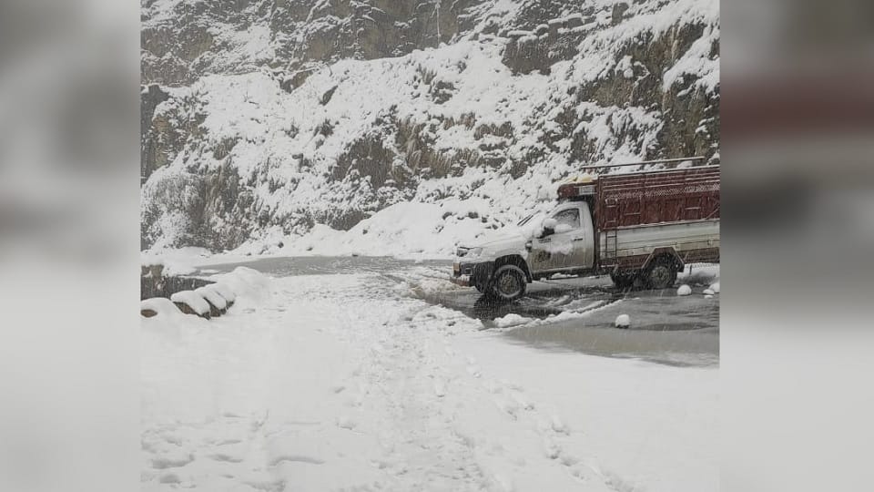 Mughal Road closed due to snowfall in Jammu and Kashmir