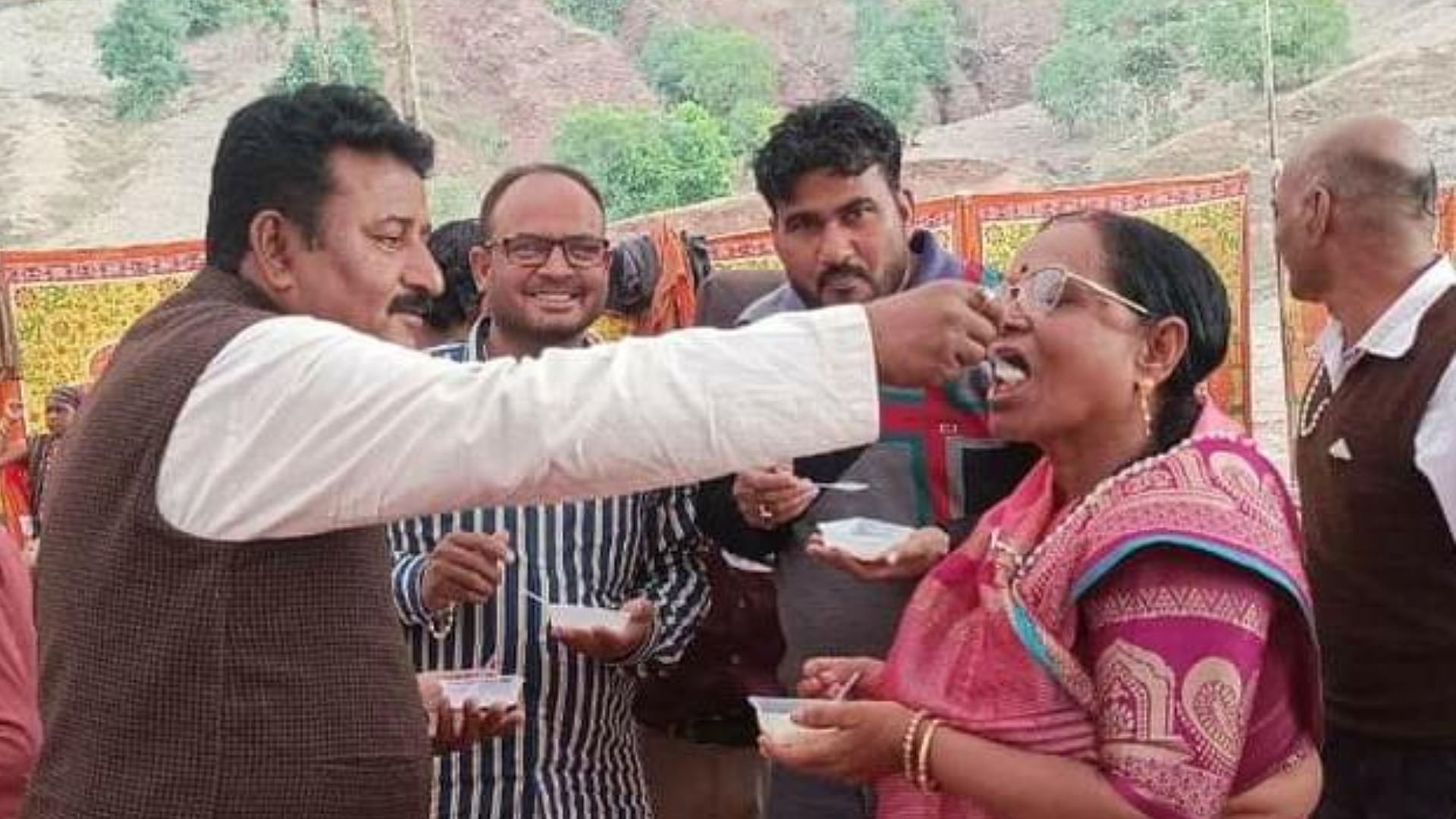 कांग्रेस प्रत्याशी प्रदीप खटीक भाजपा प्रत्याशी उमादेवी खटीक को मिठाई खिलाते हुए