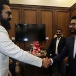 अभिनेता विक्की कौशल और अमर उजाला के प्रबंध निदेशक तन्मय माहेश्वरी