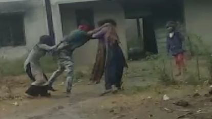 बेहद शर्मनाक: युवक ने मां-बेटी को बेरहमी से पीटा, दोनों चीखती रहीं...; सुनने वाला कोई न था young man beat the mother and daughter brutally both kept screaming there was no one to listen