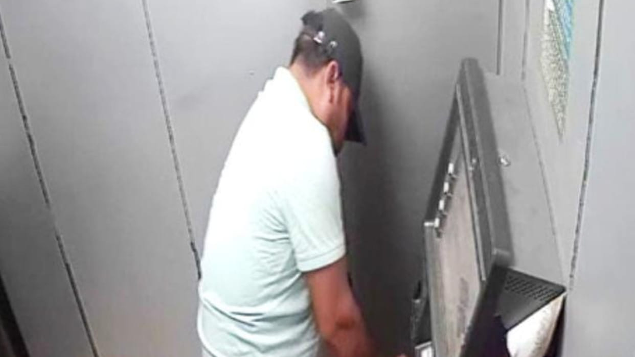Ujjain News: The miscreants who came to rob the ATM ran away after the residents woke up.