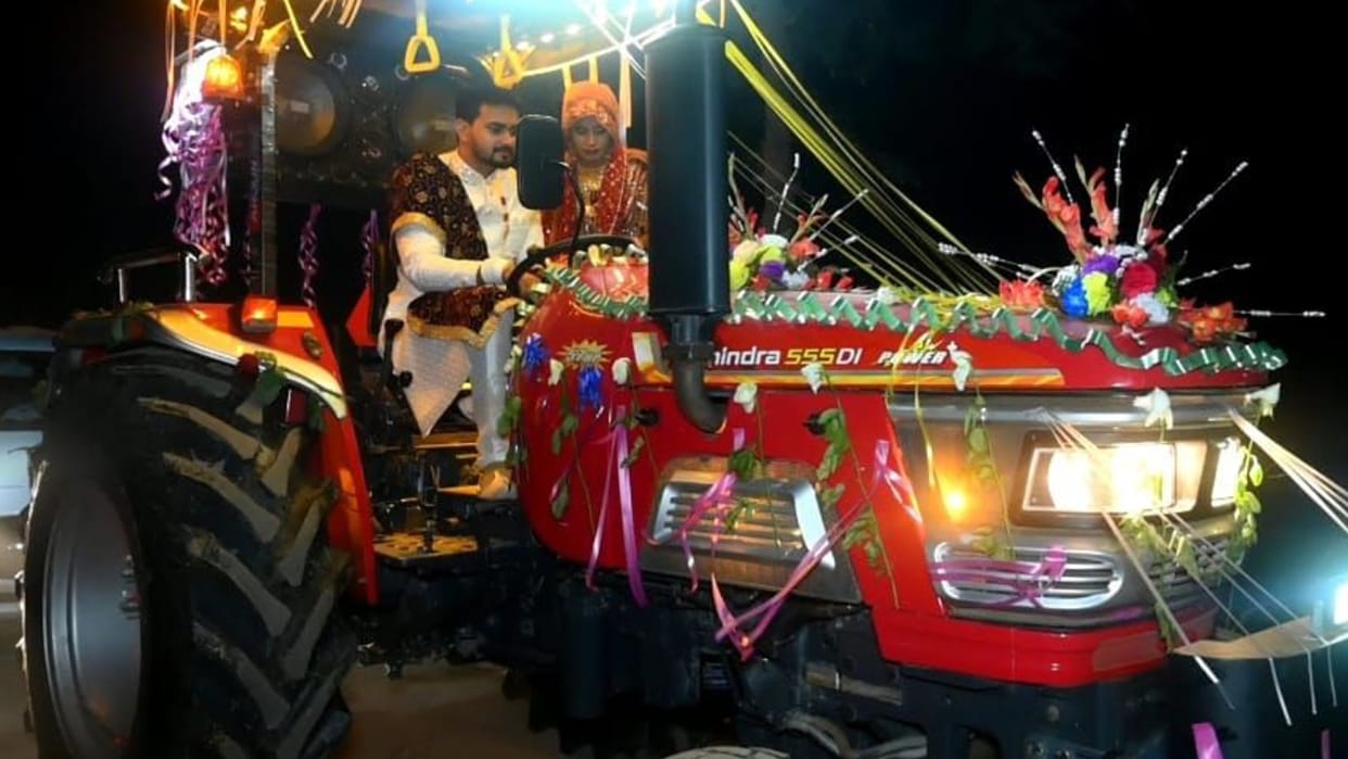 Kaithal: The groom came with bride by tractor in Guhna