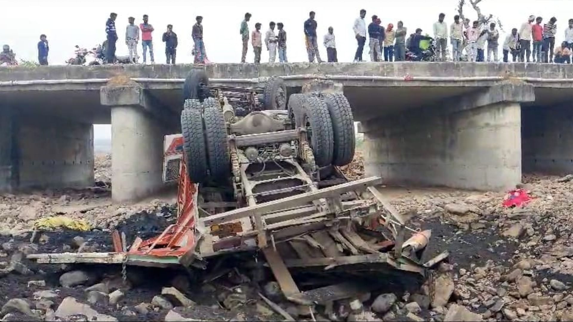 हादसे के बाद पुल से गिरा ट्रक