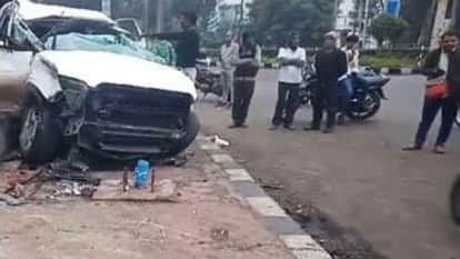 Bhopal News: Two friends who came to visit Bhopal from Sehore died in a road accident,