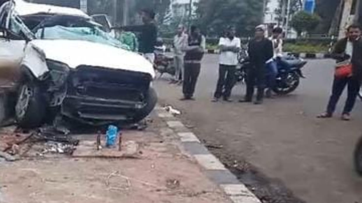 Bhopal News: Two friends who came to visit Bhopal from Sehore died in a road accident,