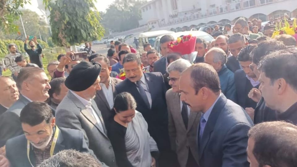 IAS Atal Dulloo new Chief Secretary of jammu kashmir being welcomed in Jammu