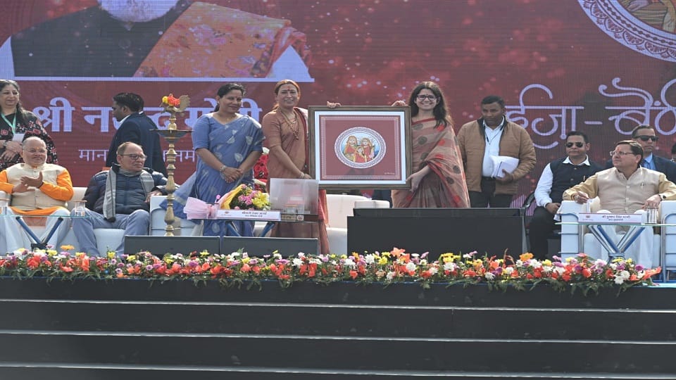 amazed to see the creations of women in the stalls organized in Eja-Baini Mahotsav haldwani
