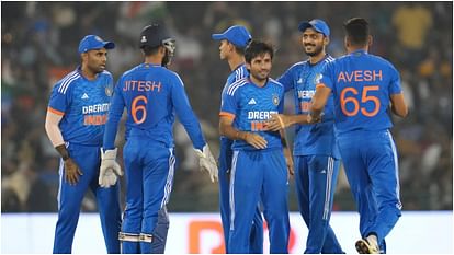 IND vs AUS Live Score: 133 रन पर ऑस्ट्रेलिया के सात विकेट गिरे, सीरीज जीतने के करीब पहुंची टीम इंडिया IND Vs AUS T20 Live Score: India Vs Australia T20 5th Match Today Toss Scorecard SVNS Stadium Updates in Hindi