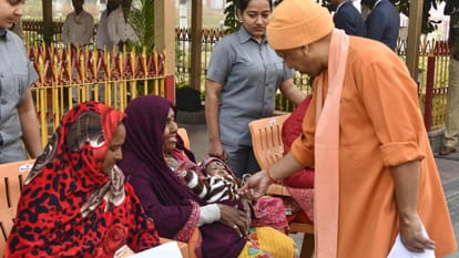 CM Yogi listened to complaint in Janta Darshan at Gorakhpur