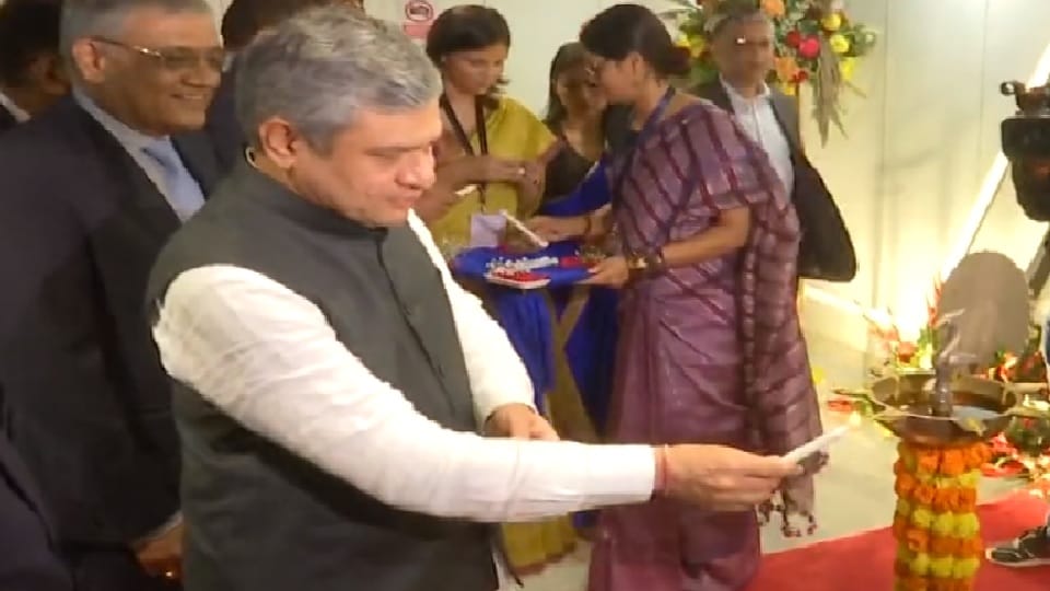 Union Minister Ashwini Vaishnav inaugurated mobile plant in Noida