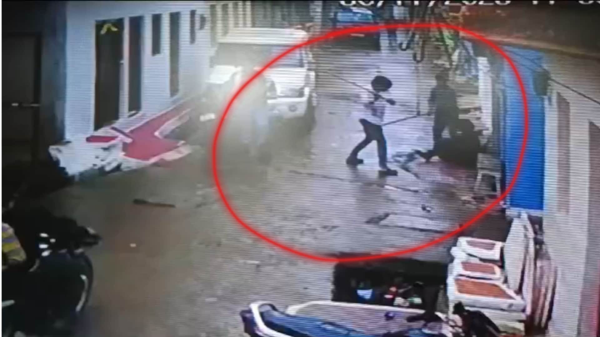 लाठियों से युवक को पीटते आरोपी