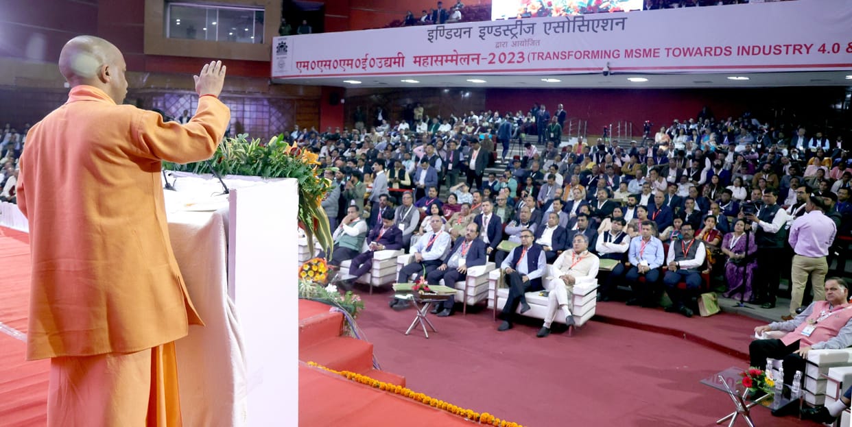 Lucknow News: Entrepreneurs said in front of CM Yogi, conspiracy to return Inspector Raj in some departments