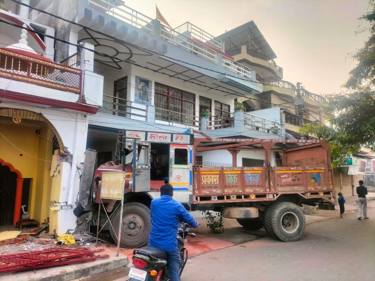 Lucknow News: Truck entered the house, gate and wall damaged, driver fled leaving the truck