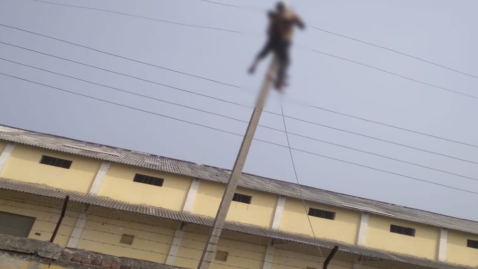 lineman dies of electric shock while working and his body hanged from the pole in Bareilly
