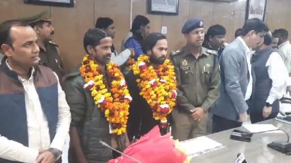 lakhimpur kheri officers welcomes worker Manjeet Rescued from Silkyara Tunnel