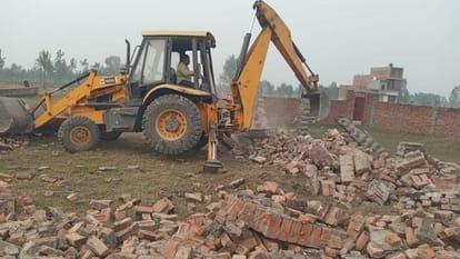 Moradabad: सोनकपुर में अवैध प्लॉटिंग पर चला एमडीए का बुलडोजर, भाजपा नेता के कार्यालय को देख लौटी टीम Moradabad: MDA bulldozer runs illegal plotting Sonakpur, team returns after seeing BJP leader office