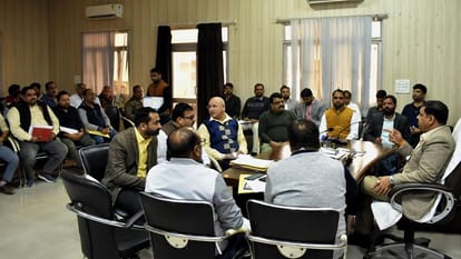 Moradabad: Even after fine work going on market not progressing, now company preparing cancel contract