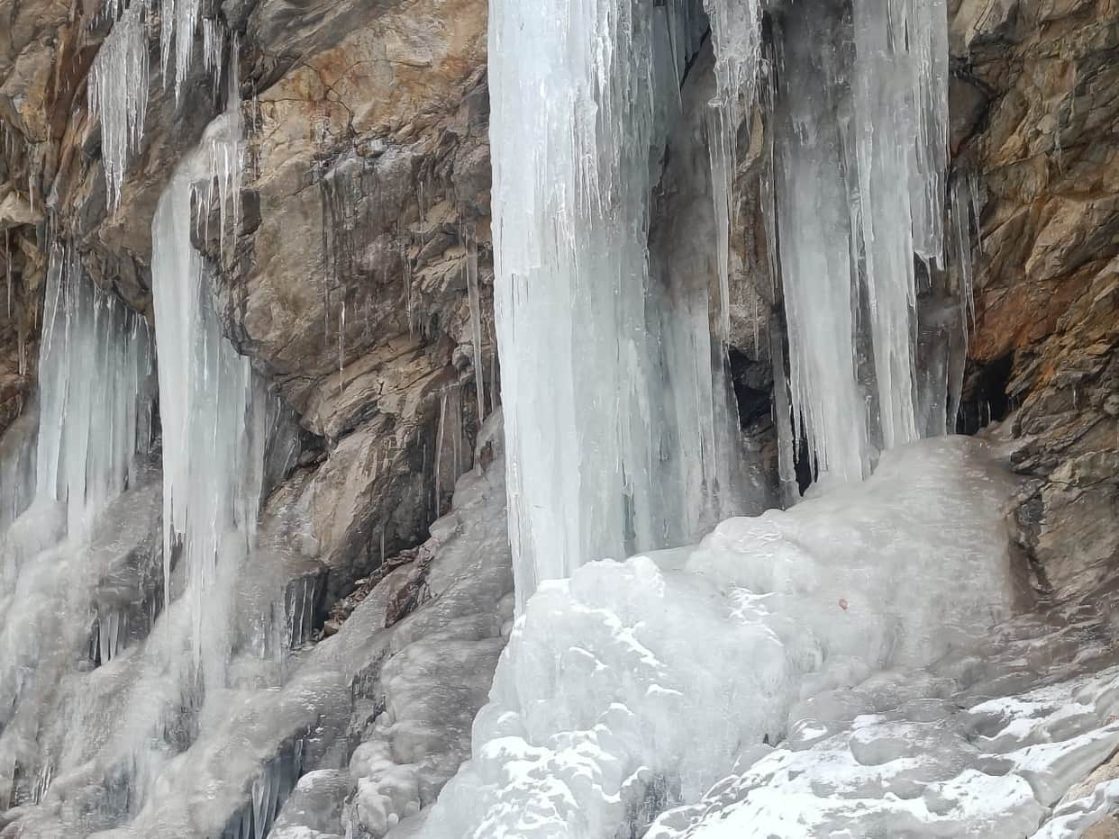 Uttarakhand cold weather winter 2023 waterfall frozen in Niti Valley temperature reached minus 10 degree