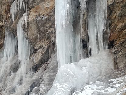 कड़ाके की ठंड: जमे नीती घाटी के झरने और नदी, खूबसूरत वादियों का दीदार करने बड़ी संख्या में पहुंच रहे पर्यटक Uttarakhand Weather New Year 2024 Rivers Frozen in Niti Valley Tourist Crowd to See