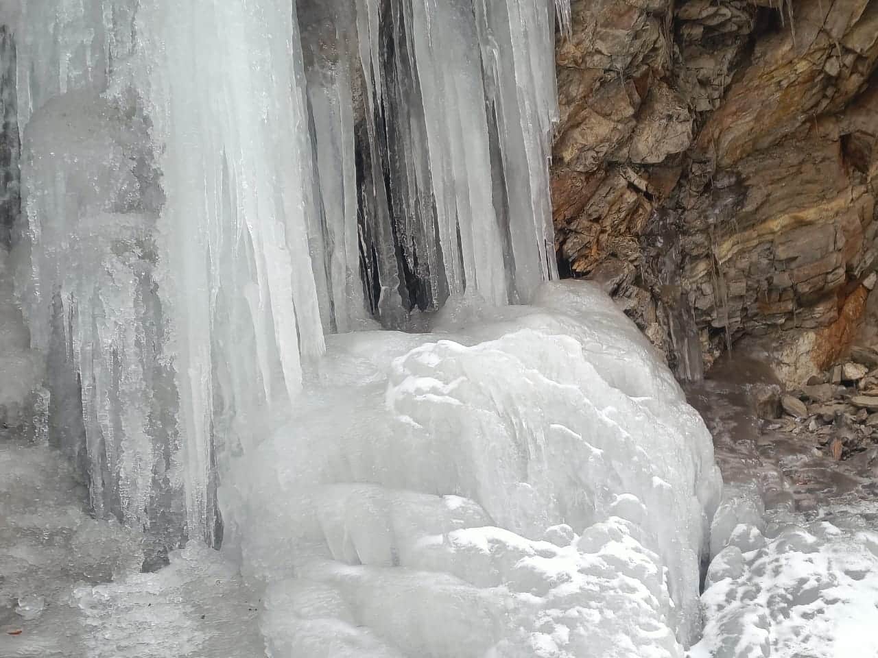 Uttarakhand Weather New Year 2024 Rivers Frozen in Niti Valley Tourist Crowd to See