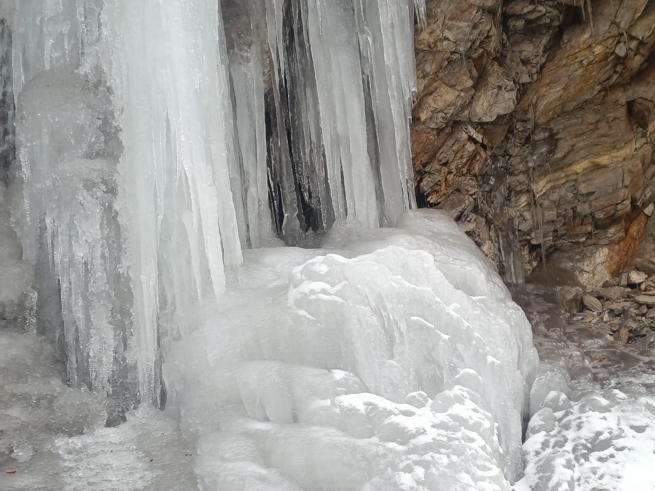 Uttarakhand cold weather winter 2023 waterfall frozen in Niti Valley temperature reached minus 10 degree