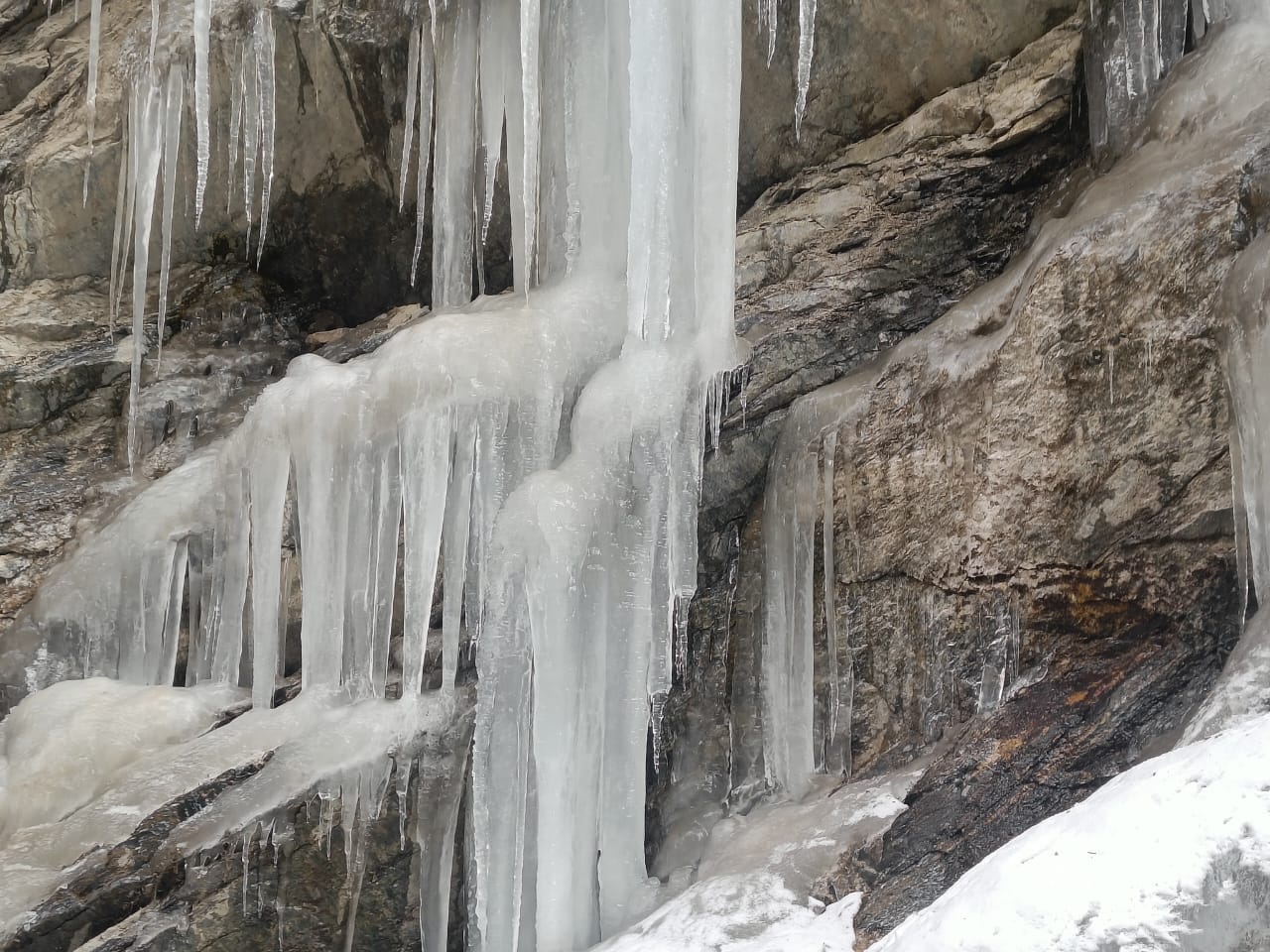 Uttarakhand cold weather winter 2023 waterfall frozen in Niti Valley temperature reached minus 10 degree