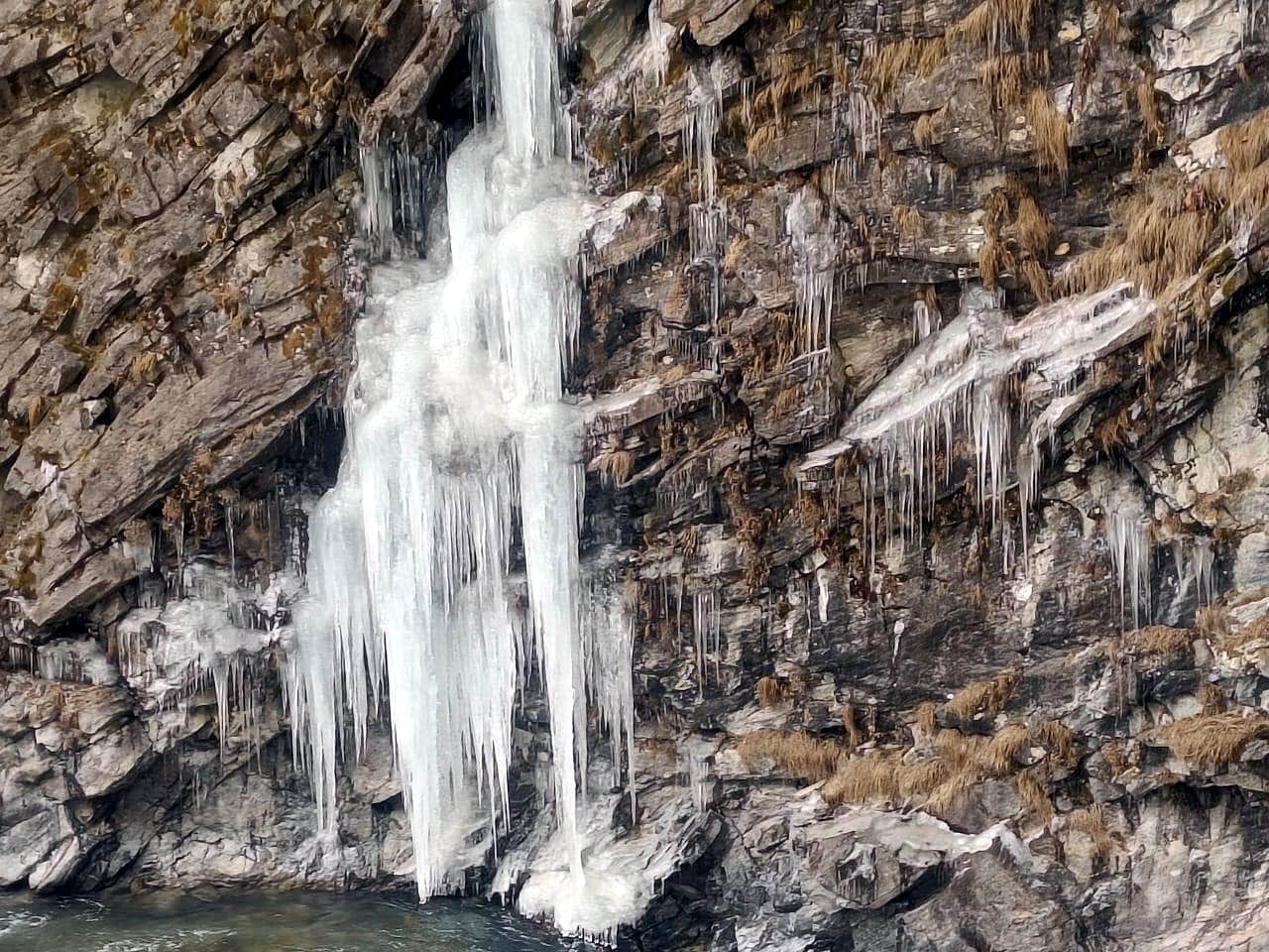 Uttarakhand cold weather winter 2023 waterfall frozen in Niti Valley temperature reached minus 10 degree