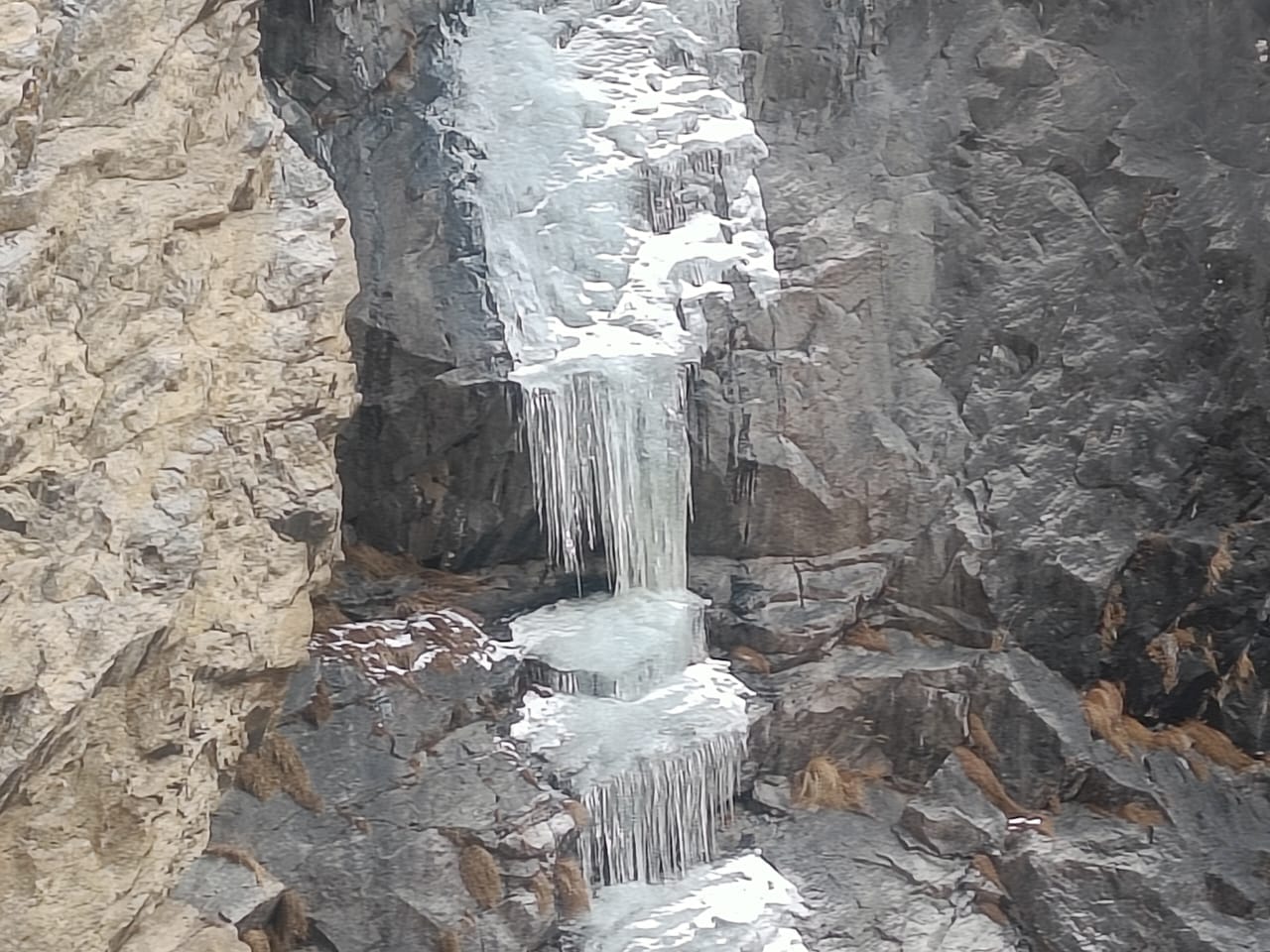 Uttarakhand cold weather winter 2023 waterfall frozen in Niti Valley temperature reached minus 10 degree