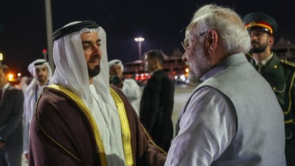 PM Modi UAE Tour: दुबई पहुंचे प्रधानमंत्री नरेंद्र मोदी, भारतीय समुदाय ने किया भव्य स्वागत PM Modi in Dubai to attend World Climate Action Summit of COP-28 News Updates in Hindi