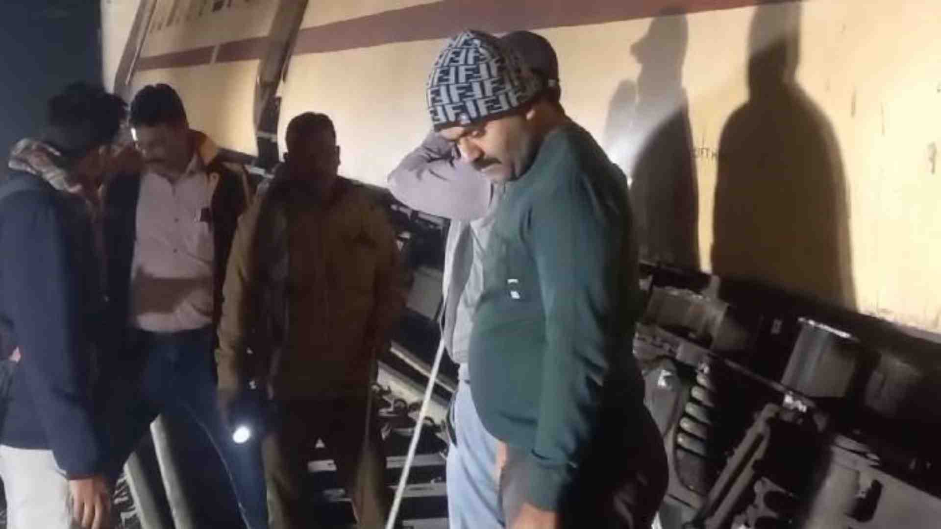 पटरी से उतरी ट्रेन।