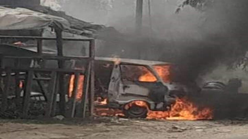 Rampur: sudden fire broke out in van parked Shahbad, firefighters arrived amid chaos