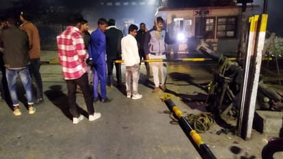 Sambhal: रेल फाटक से टकराया ट्रक, विद्युत लाइन से टकराया वाहन, सद्भावना एक्सप्रेस रोकनी पड़ी Sambhal: Truck collides with railway gate, vehicle collides with power line, Sadbhavna Express had stopped