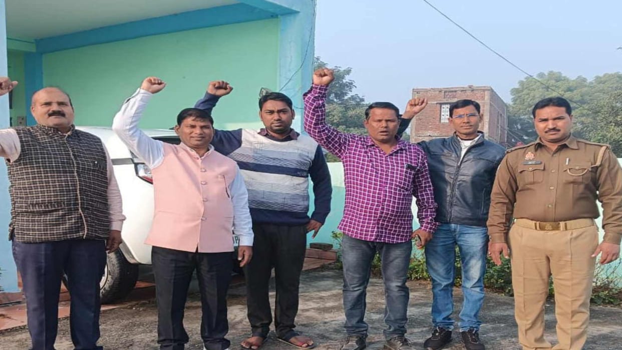 Police stopped teachers going to protest in Lucknow