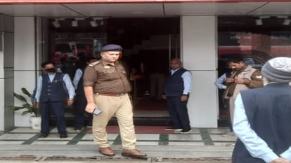 सिविल लाइंस स्थित रेमंड के शोरूम में लगी आग।