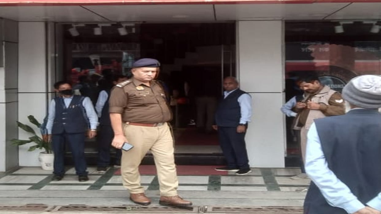 Fire broke out in the showroom, clothes worth lakhs of rupees were saved, the entire showroom was filled with