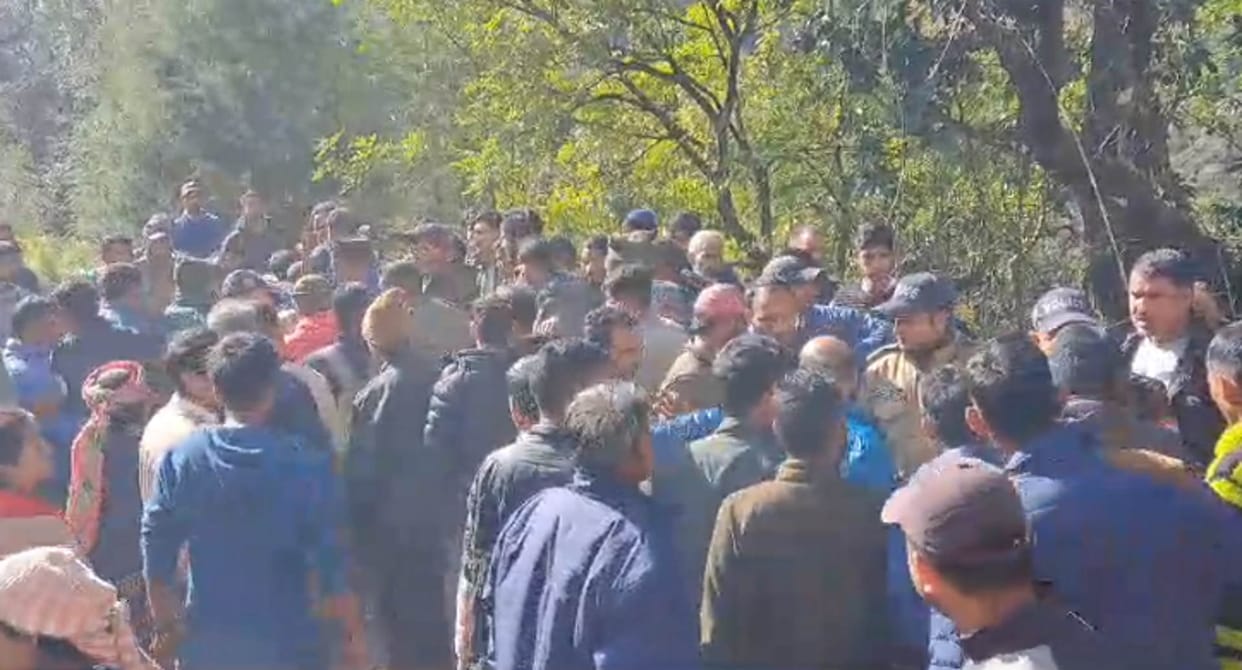 Girl dies under suspicious circumstances uproar by family villagers refusal to pick up dead body Uttarkashi
