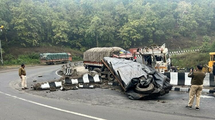 Jabalpur Road Accident: Truck Laden With Rebar Overturns In Ramanpur ...