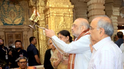सोमनाथ मंदिर में पूजा-अर्चना करते अमित शाह।