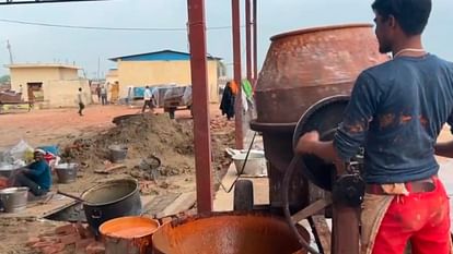 Unique Bhandara in Chambal: Food is being prepared with JCB and cement-concrete machine