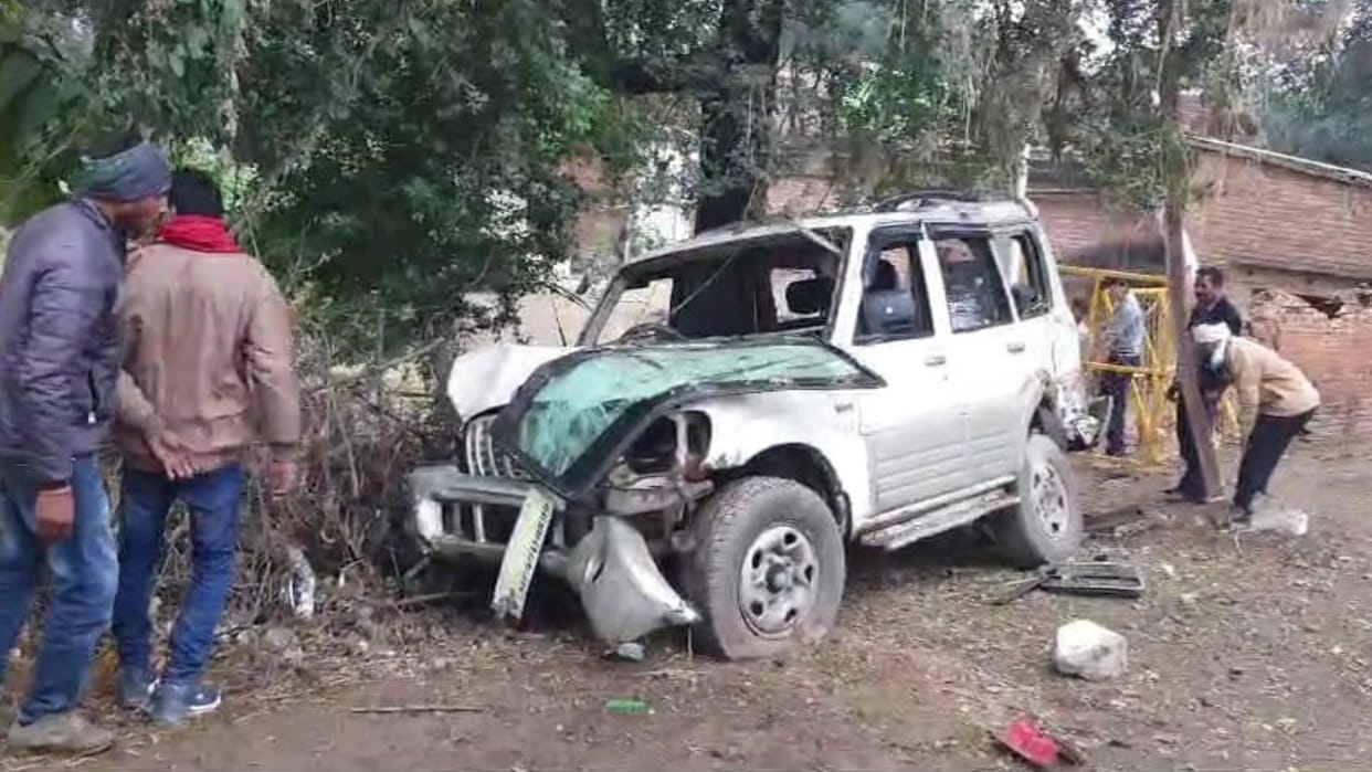 Uncontrolled car hits bike parked on road in Damoh