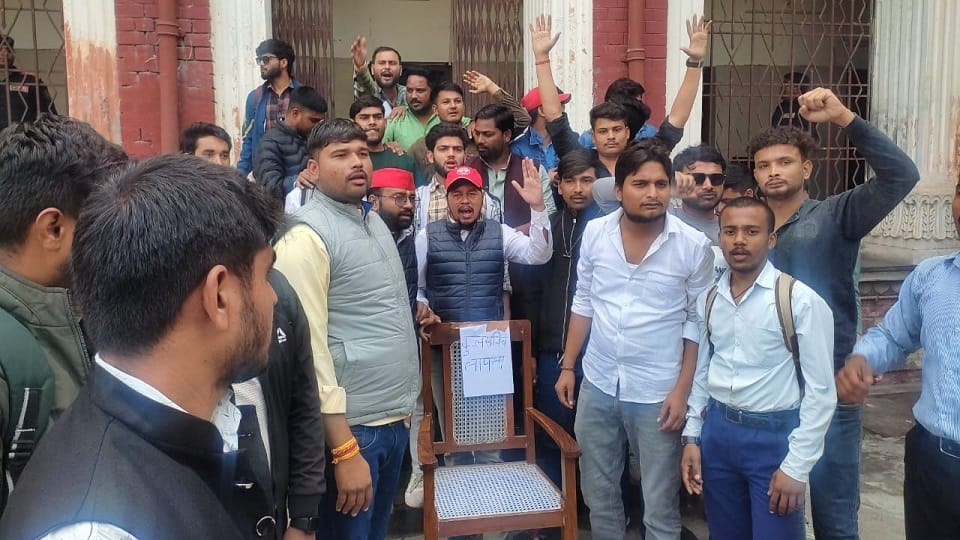 Registrar missing posters put up in Agra University NSUI demonstrated strongly