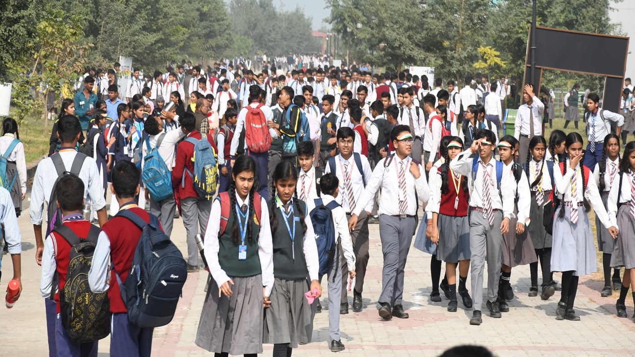 Amar Ujala Children Fair So many children reached Gorakhpur Zoo together