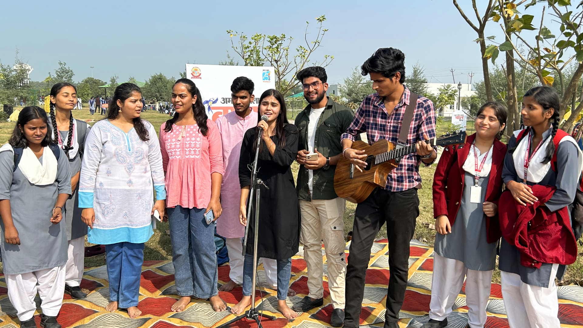 Amar Ujala Children Fair So many children reached Gorakhpur Zoo together