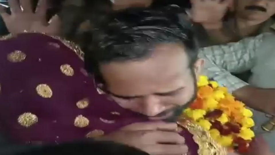 Uttarkashi Tunnel News: Manjeet cried while hugging his mother in Lakhimpur kheri